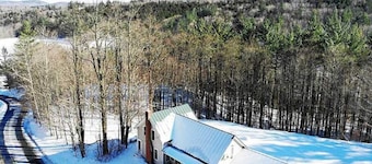 Classic Vermont Farmhouse near Sugarbush Resort