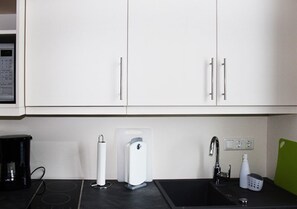 Refrigerador, microondas, placa de cocina, lavavajillas