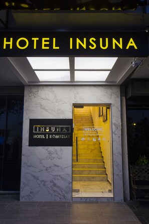 Front of property - evening/night - Hotel Insuna (Johor Bahru)