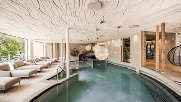 Piscina interna, 2 piscinas externas, espreguiçadeiras