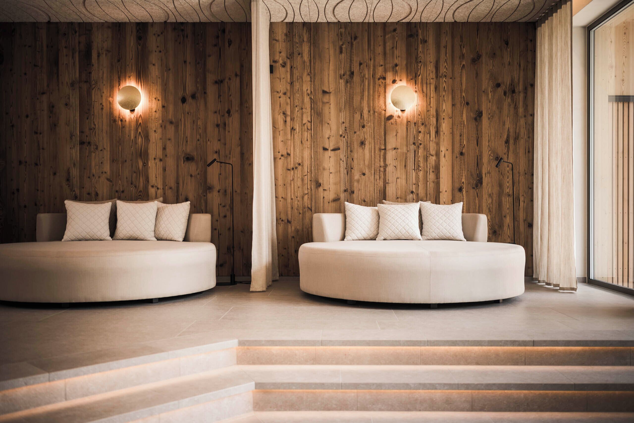 Salas de tratamiento para parejas, un sauna, una bañera de hidromasaje