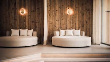 Salas para tratamentos a dois, sauna seca, banheira de hidromassagem
