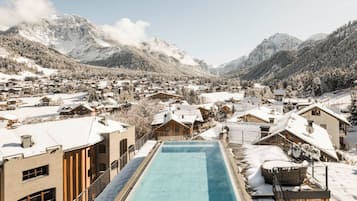 Innenpool, 2 AuĂenpools, LiegestĂŒhle