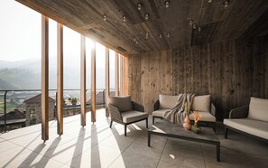 Salas de tratamiento para parejas, un sauna, una bañera de hidromasaje