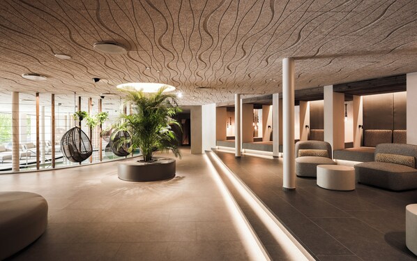 Couples treatment room(s), sauna, hot tub, steam room, body treatments