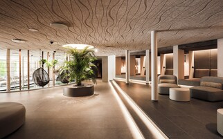 Salas de tratamiento para parejas, un sauna, una bañera de hidromasaje