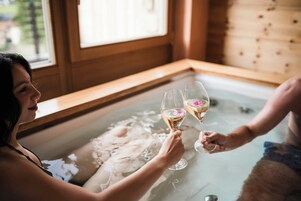 Salas de tratamientos para parejas, sauna, bañera de hidromasaje 