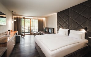 Premium bedding, down comforters, minibar, in-room safe - Excelsior Dolomites Life Resort (Marebbe)