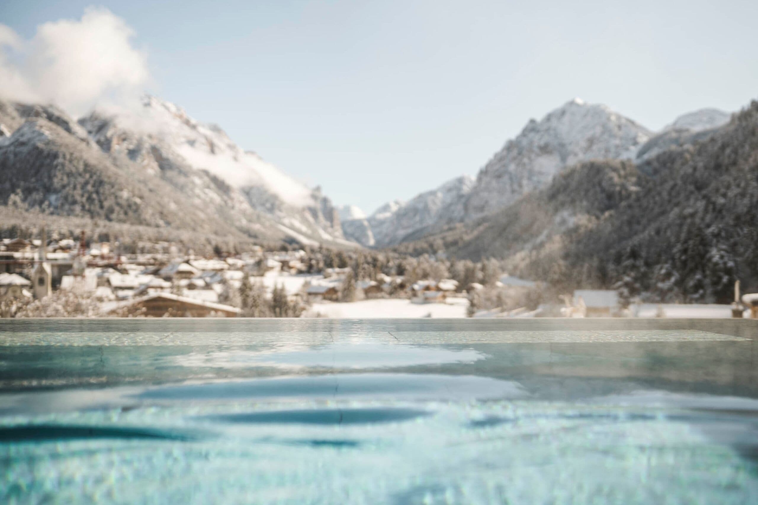 Piscine couverte, 2 piscines extérieures, chaises longues