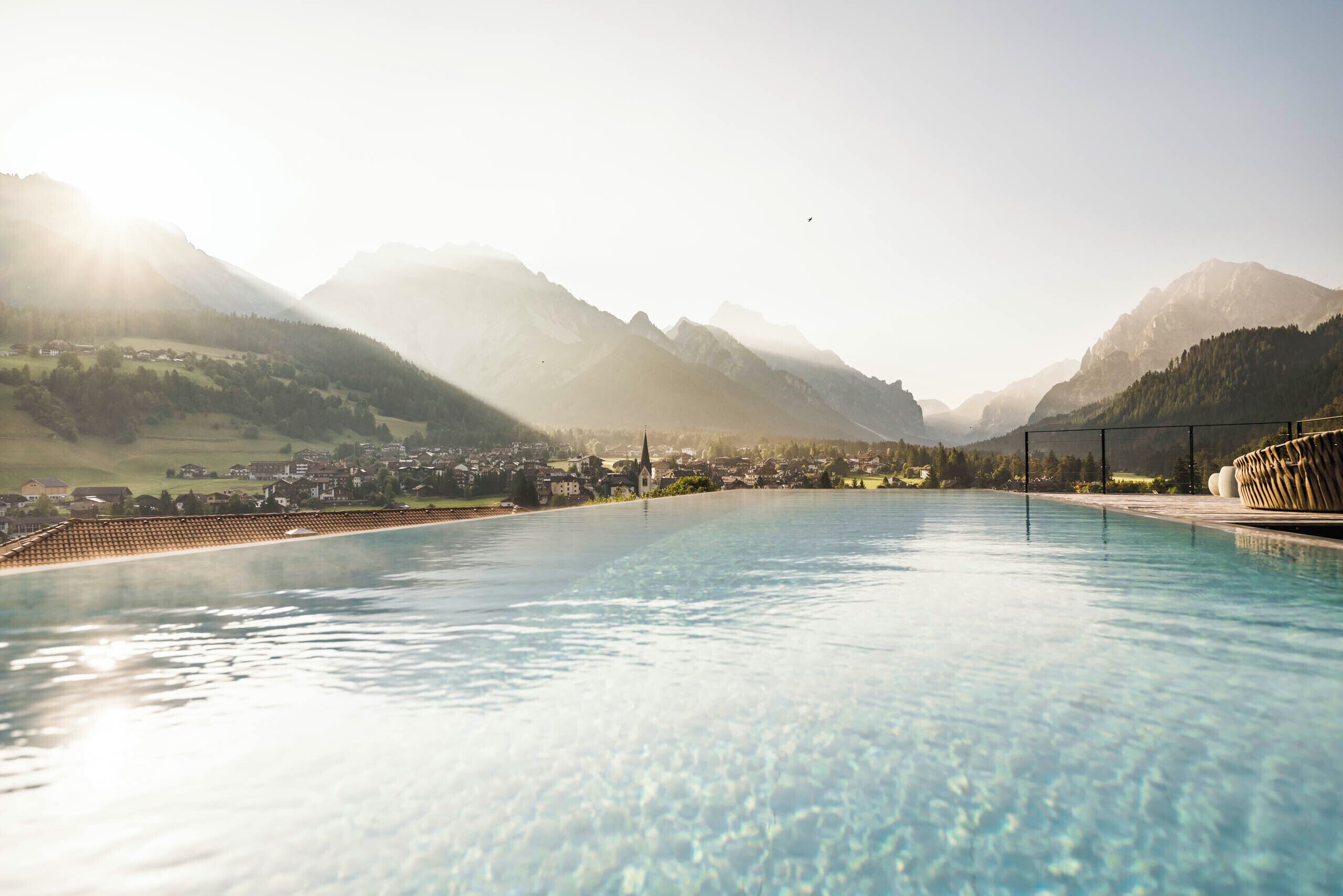 Piscina coperta, 2 piscine all'aperto, lettini