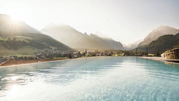 Indoor pool, 2 outdoor pools, pool loungers