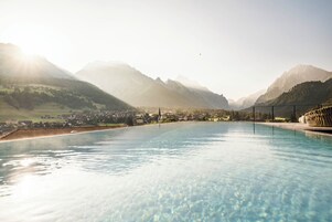 Una piscina cubierta, 2 piscinas al aire libre, sombrillas, tumbonas