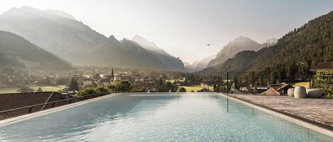 Indoor pool, 2 outdoor pools, pool loungers