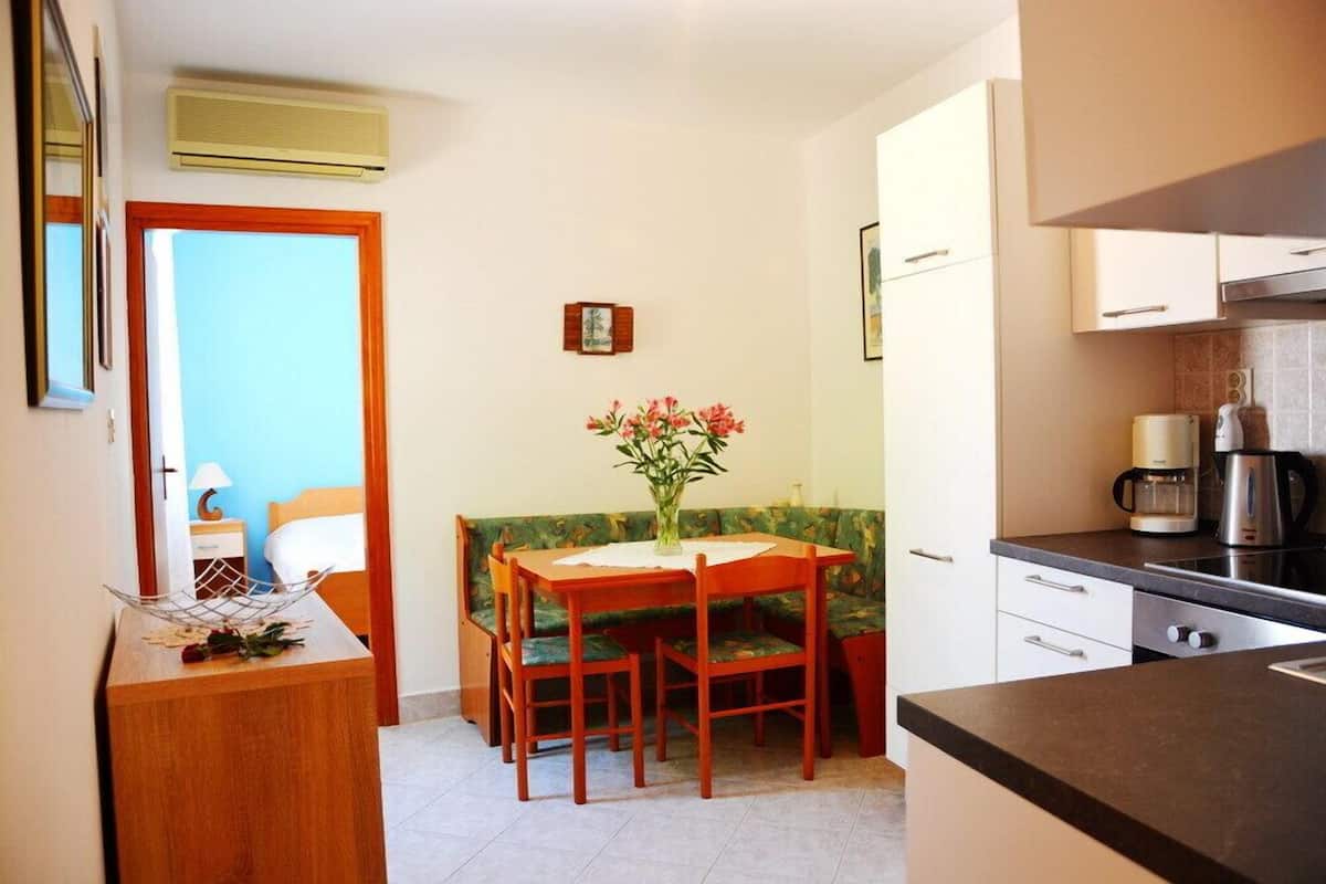 Apartment, 2 Bedrooms, Terrace | In-room dining