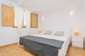 2 habitaciones, tabla de planchar con plancha y ropa de cama 