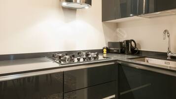 Frigorifero, microonde, forno, piano cottura