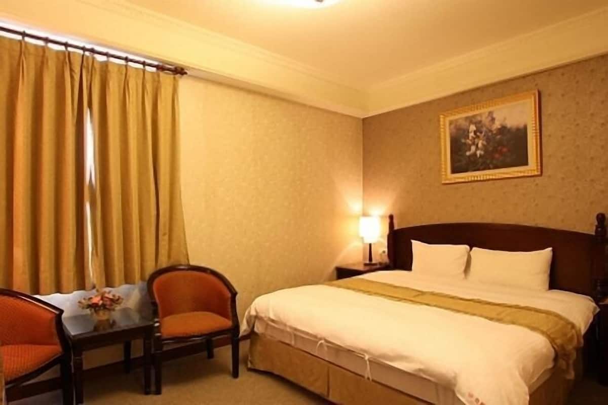 Desk, blackout drapes, soundproofing, WiFi (free)