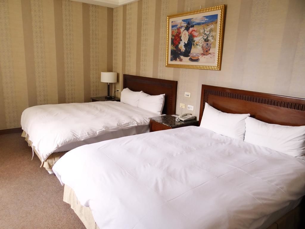 desk, blackout curtains, soundproofing, free wifi