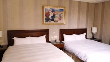 Business Quadruple Room | Desk, blackout drapes, soundproofing, free WiFi