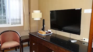 Escritorio, cortinas opacas, sistema de insonorización y wifi gratis