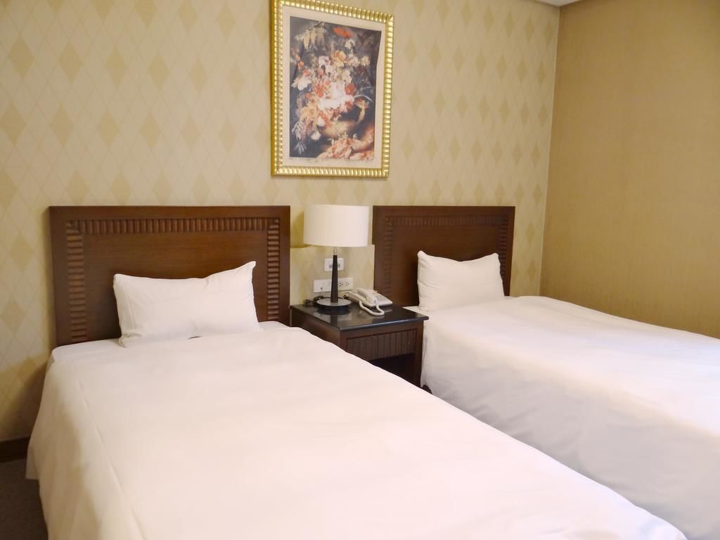 desk, blackout curtains, soundproofing, free wifi