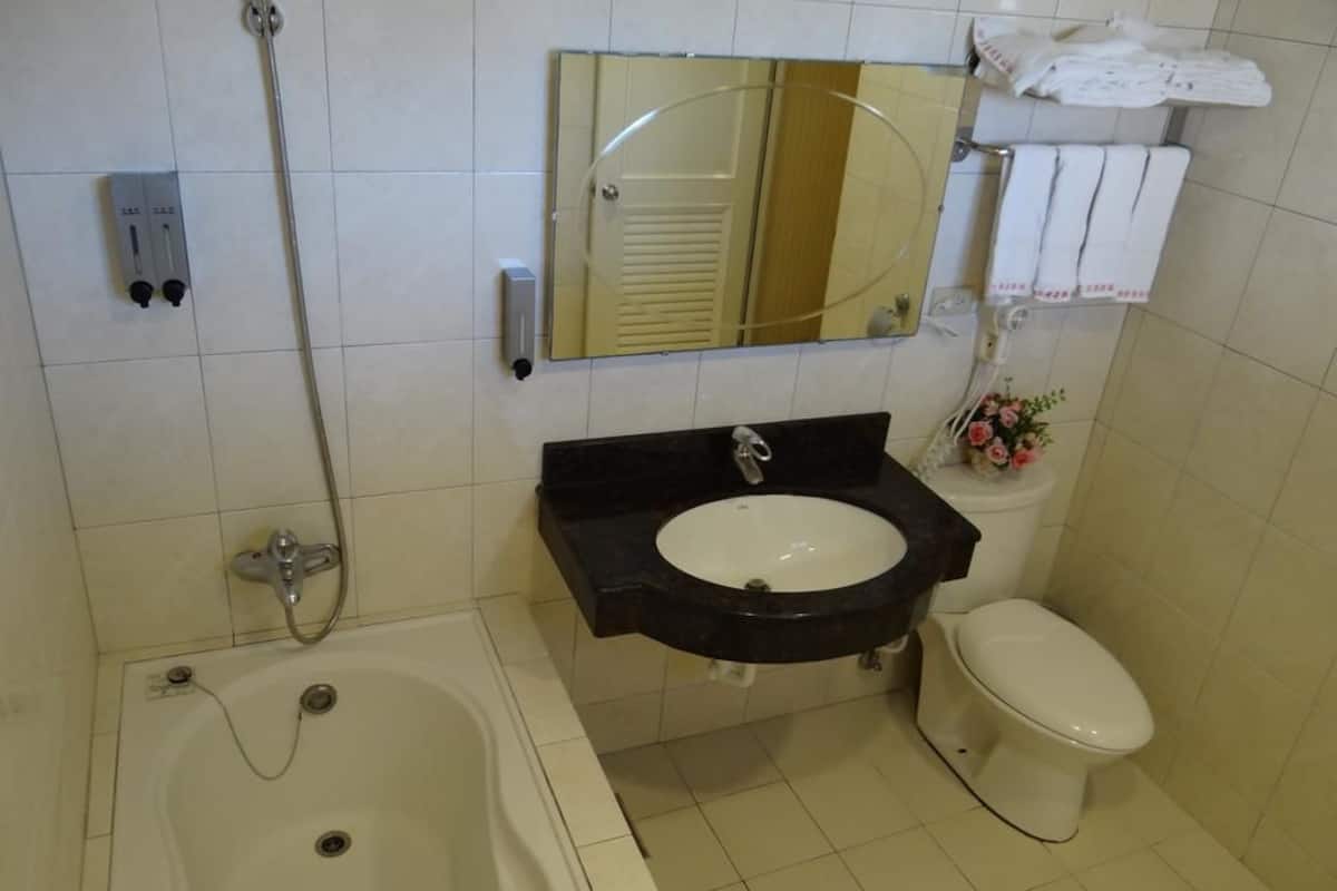 business quadruple room | bathroom | shower, free toiletries, hair dryer, slippers