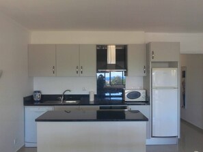 雪櫃、微波爐、焗爐、洗碗機