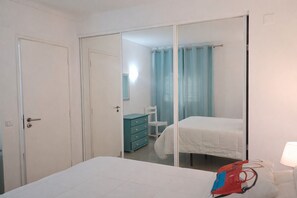 1 quarto, ferros/tábuas de passar roupa, berço de viagem