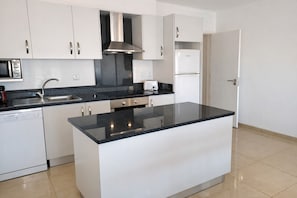 Kühlschrank, Mikrowelle, Ofen, Geschirrspüler