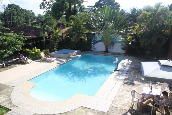 Una piscina al aire libre