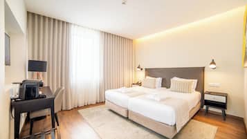 Minibar, Zimmersafe, Schreibtisch, VerdunkelungsvorhÀnge