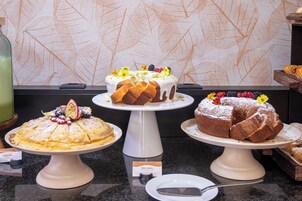 Se ofrece un desayuno bufé todos los días (por un coste adicional)