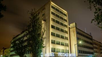 A multi-story hotel with a prominent sign reading "HOTEL PICOAS HOTEL".