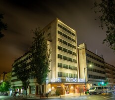 Un hotel de varios pisos con un letrero llamativo que dice "HOTEL PICOAS HOTEL".