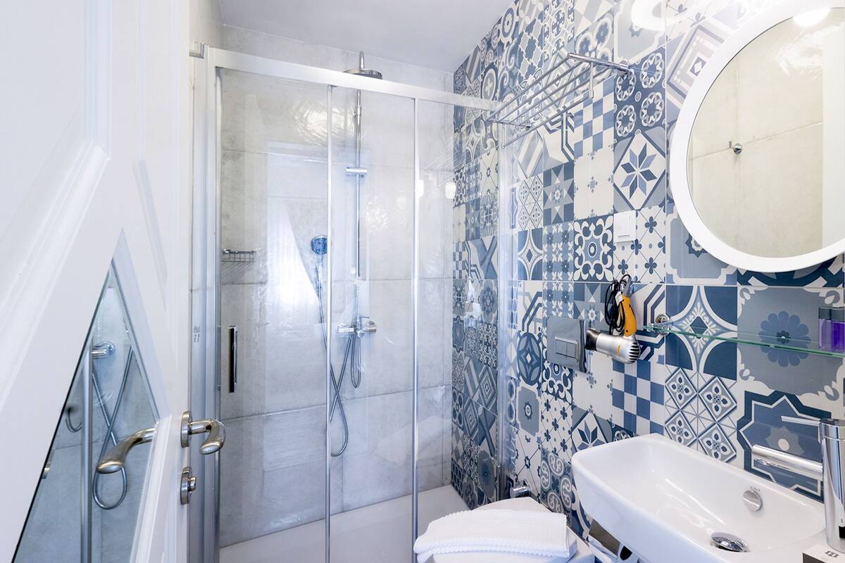 deluxe double room | bathroom | shower, hydromassage showerhead, free toiletries, hair dryer