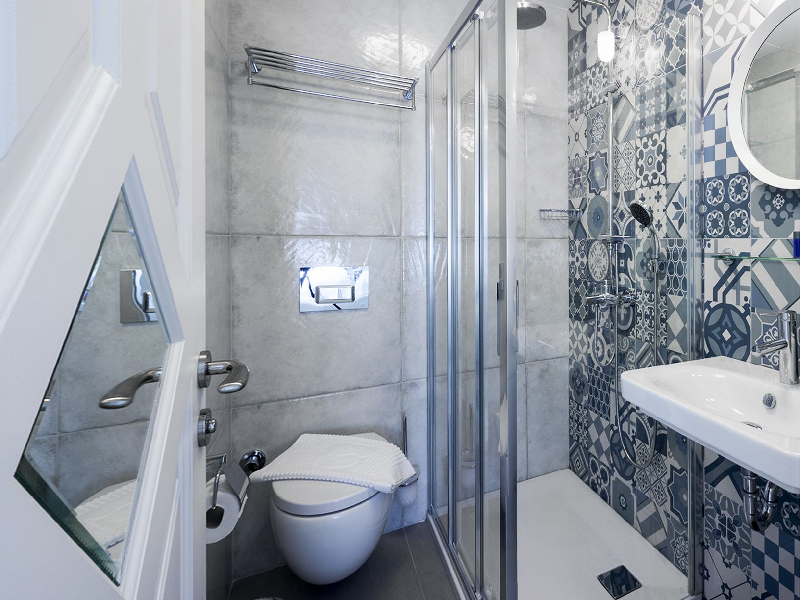 shower, hydromassage showerhead, free toiletries, hair dryer