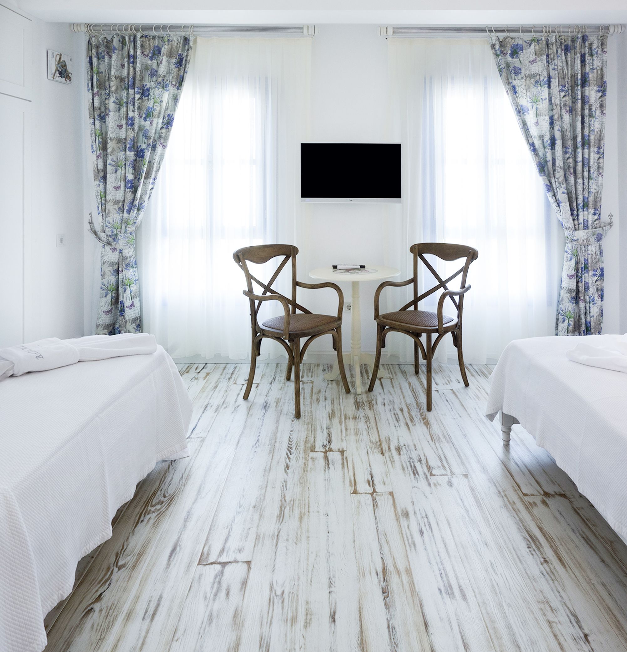 deluxe triple room | living area | lcd tv