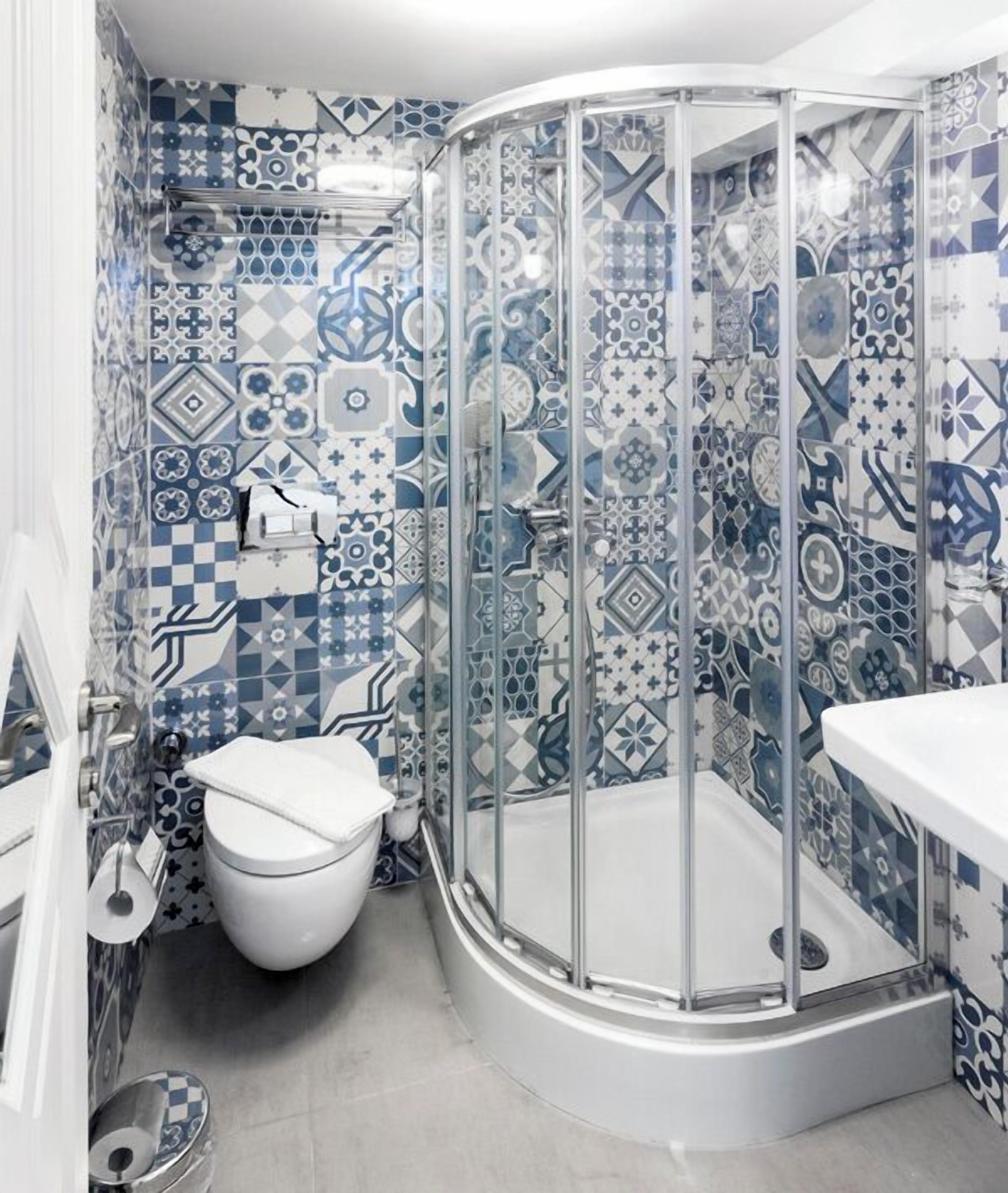 economy double room(basement) | bathroom | shower, hydromassage showerhead, free toiletries, hair dryer