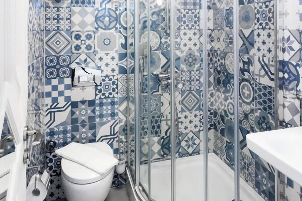 economy double room(basement) | bathroom | shower, hydromassage showerhead, free toiletries, hair dryer