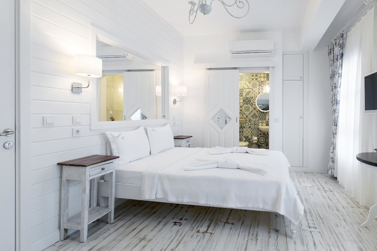 deluxe triple room | 1 bedroom, desk, free wifi, bed sheets