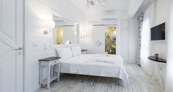 Deluxe Triple Room | Desk, free WiFi, bed sheets - Bademlik Otel (Bozcaada)