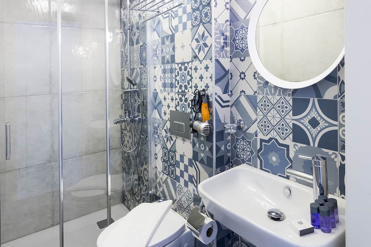 shower, hydromassage showerhead, free toiletries, hair dryer