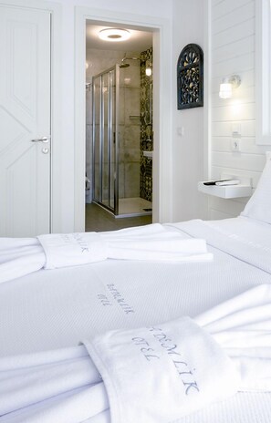 Junior Double Room, 1 Double Bed | Desk, free WiFi, bed sheets - Bademlik Otel (Bozcaada)