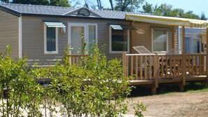 A mobile home with a deck and a covered outdoor area. - Camping La Cailletiere - Mobil-Home (Dolus-d'Oleron)