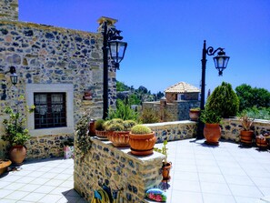 Vila tradicional, vista para a montanha | Terraço/pátio