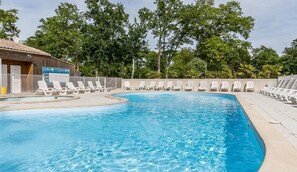 Piscine extérieure, chaises longues