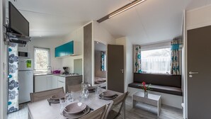 Dụng cụ pha cà phê/trà, tủ lạnh, lò vi sóng, bếp nấu 