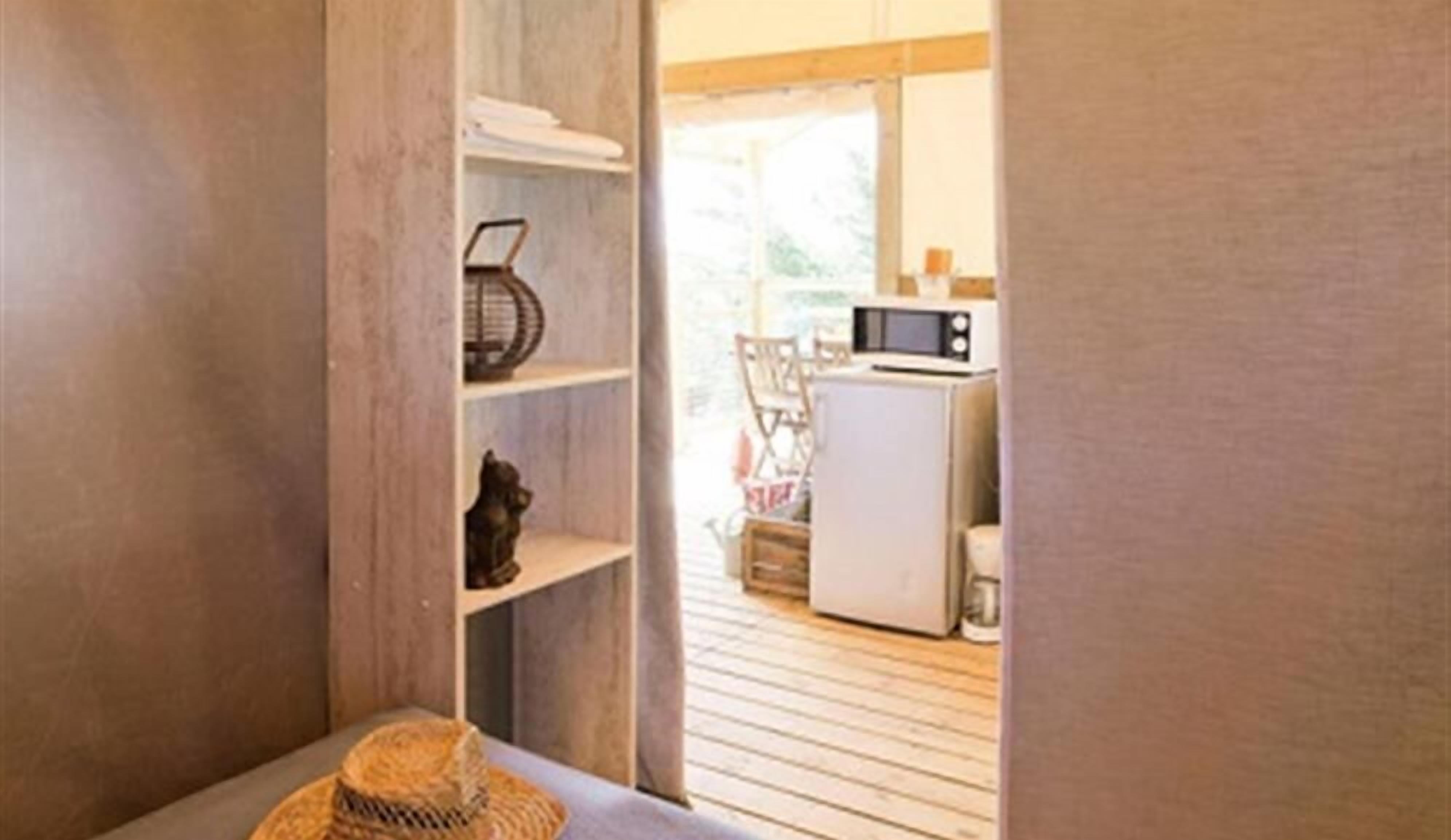 Bungalow | Cocina básica privada | Frigorífico, microondas, placa de cocina y cafetera o tetera