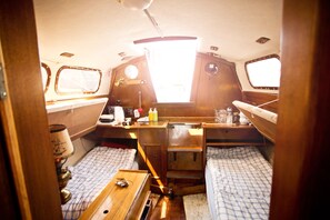 Boat "Kaja" (incl. Cleaning Fee 15 EUR) | Hypo-allergenic bedding, minibar, individually decorated - Klabauterbett (Bremen)