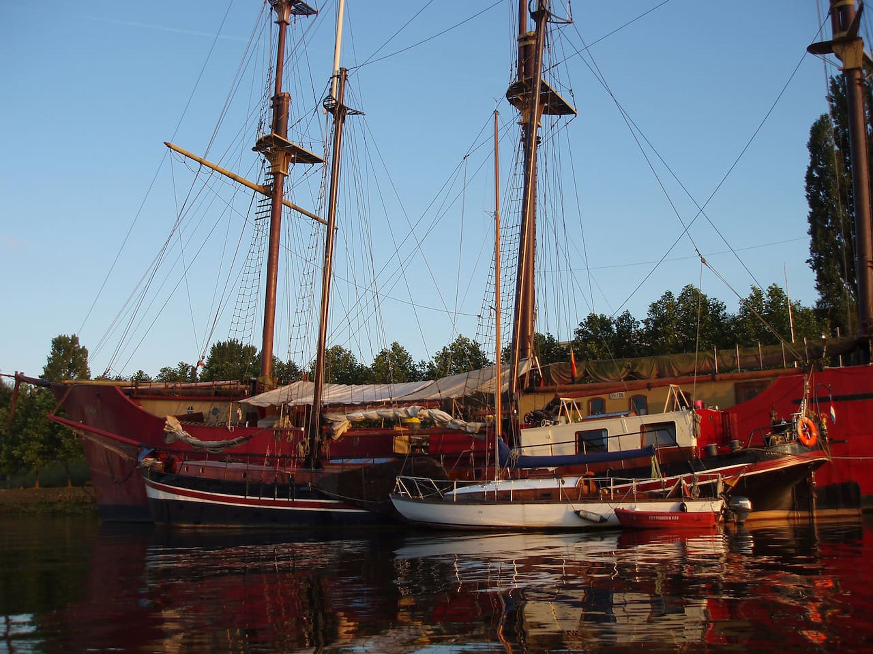 Ein Hafen mit mehreren Segelbooten, die dort liegen.